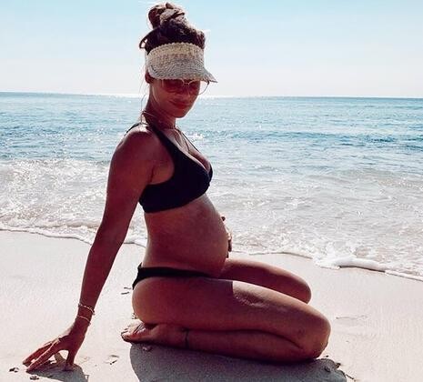 Uşağının cinsiyyətini təxmin edənə hədiyyə verəcək 